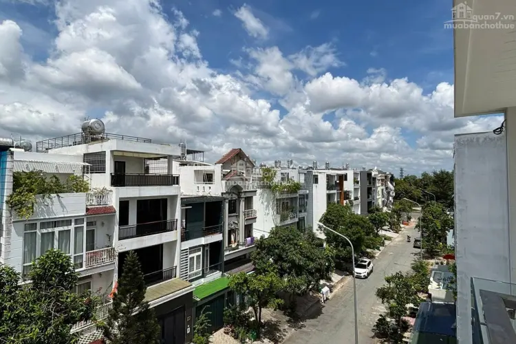 Nhà Phố, Căn Hộ Quận 7 Giữ Giá Ổn Định Giữa Năm 2025 – Có Nên Mua Lúc Này?