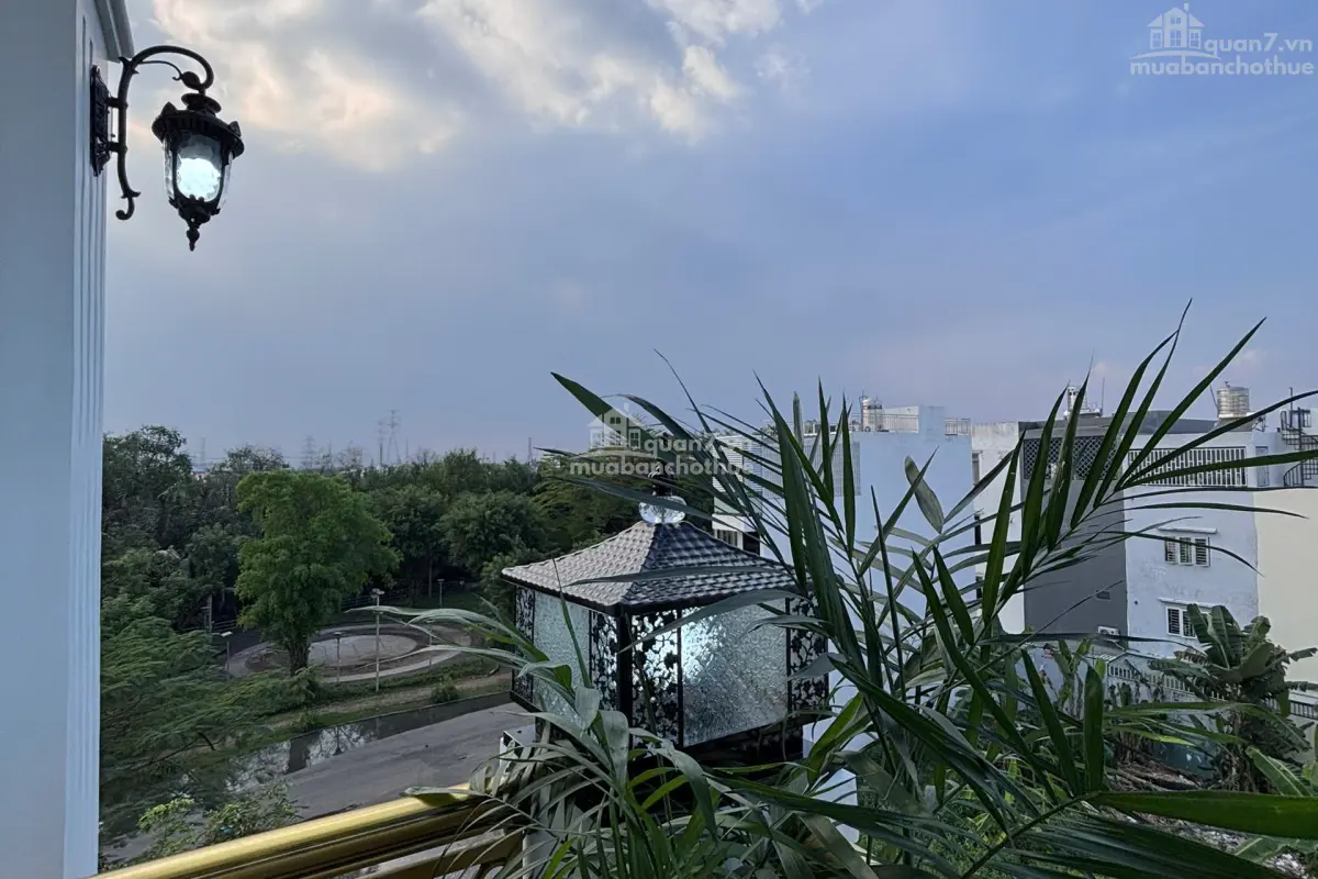Bán Nhà Phố Thang Máy Quận 7 – View Công Viên Ven Sông – Cách Phú Mỹ Hưng 500m