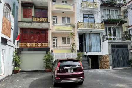 Nhà Đẹp - Full Nội Thất Gỗ Cao Cấp Có Sân Trước Rộng Rãi